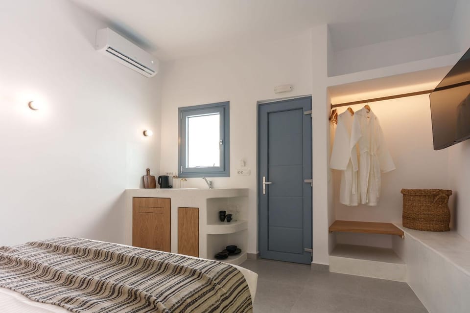 TV and multimedia, Photo of the whole room, Bedroom, towels, wardrobe, air conditioner