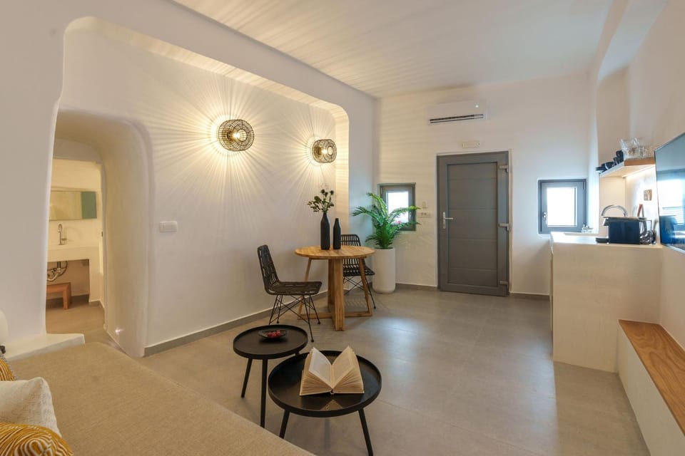 Living room, Seating area, Dining area, air conditioner