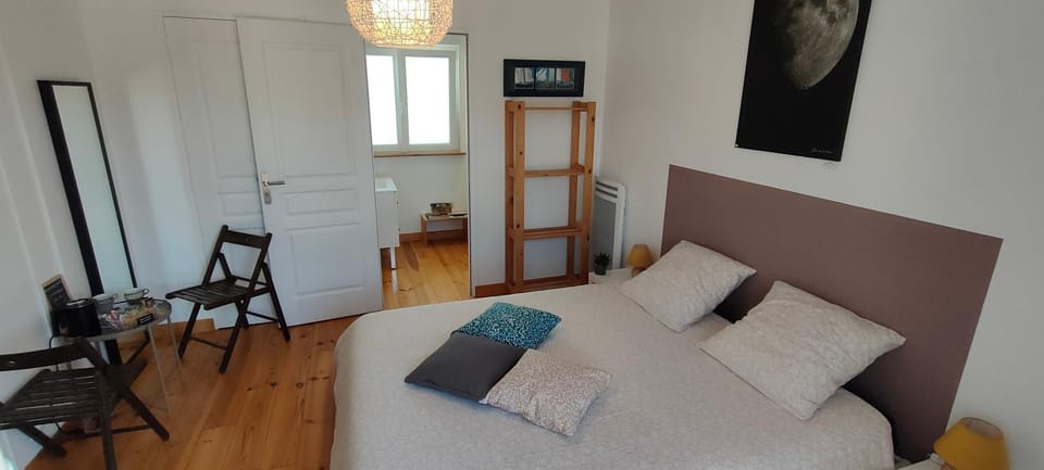 les Lys Jolie suite parentale privative deux adultes avec sdd Bed and Breakfast in Normandy