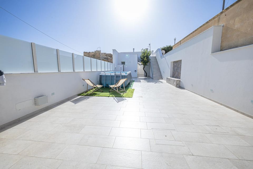 Day, Decorative detail, Pool view, Swimming pool, Parking, sunbed