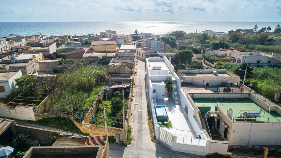 Property building, Day, Neighbourhood, Natural landscape, Bird's eye view, Beach, City view, Pool view, Sea view, Street view, Swimming pool, Location, Parking