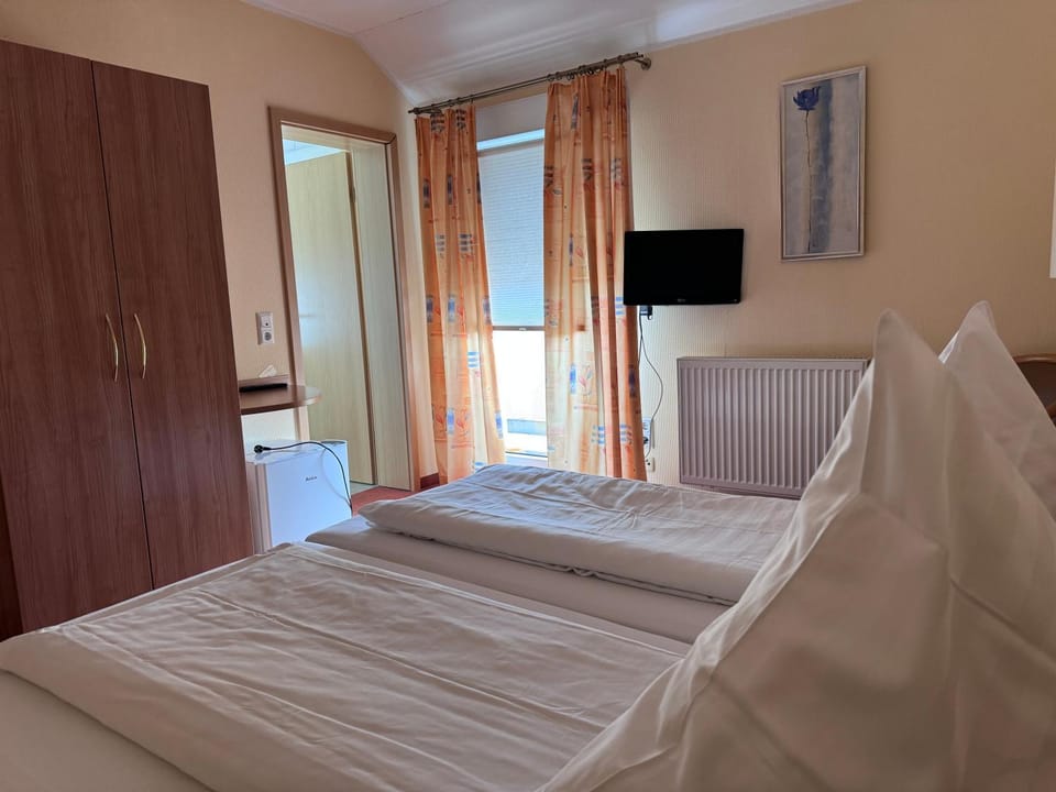 Bed, TV and multimedia, Bedroom