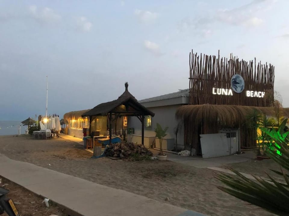 Restaurant/places to eat, Beach