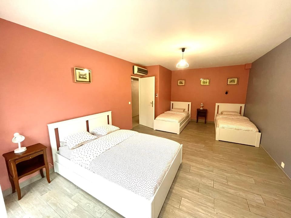 Photo of the whole room, Bedroom