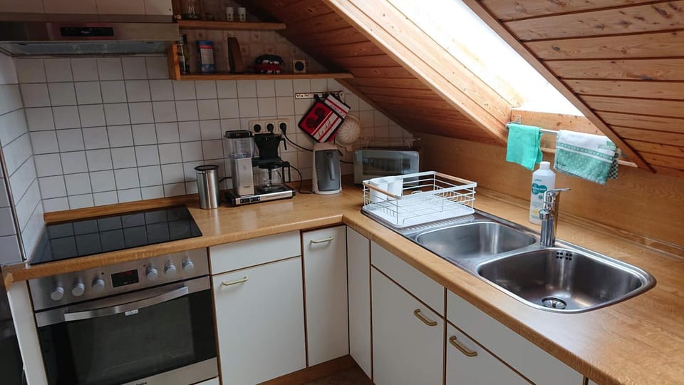 Coffee/tea facilities, Kitchen or kitchenette, stove, toaster