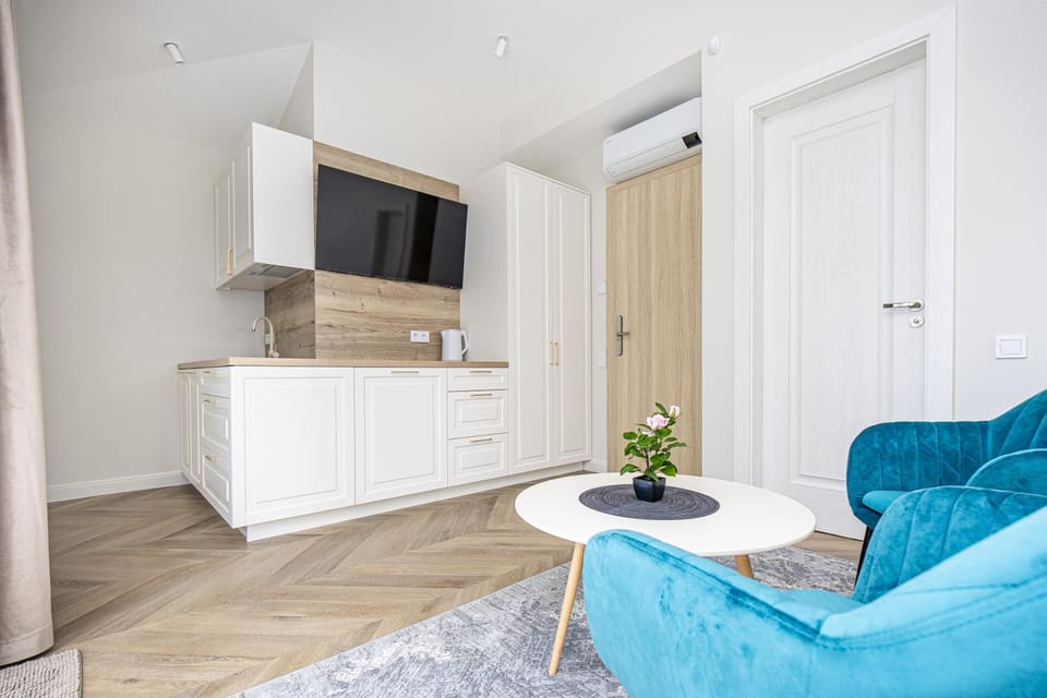 TV and multimedia, Kitchen or kitchenette, Living room, Seating area