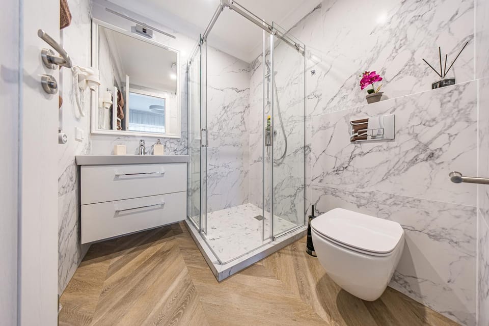 Shower, Toilet, Bathroom, towels