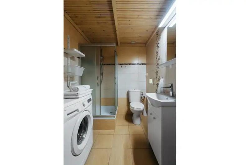 Bathroom, Kitchen or kitchenette, washing machine, dryer