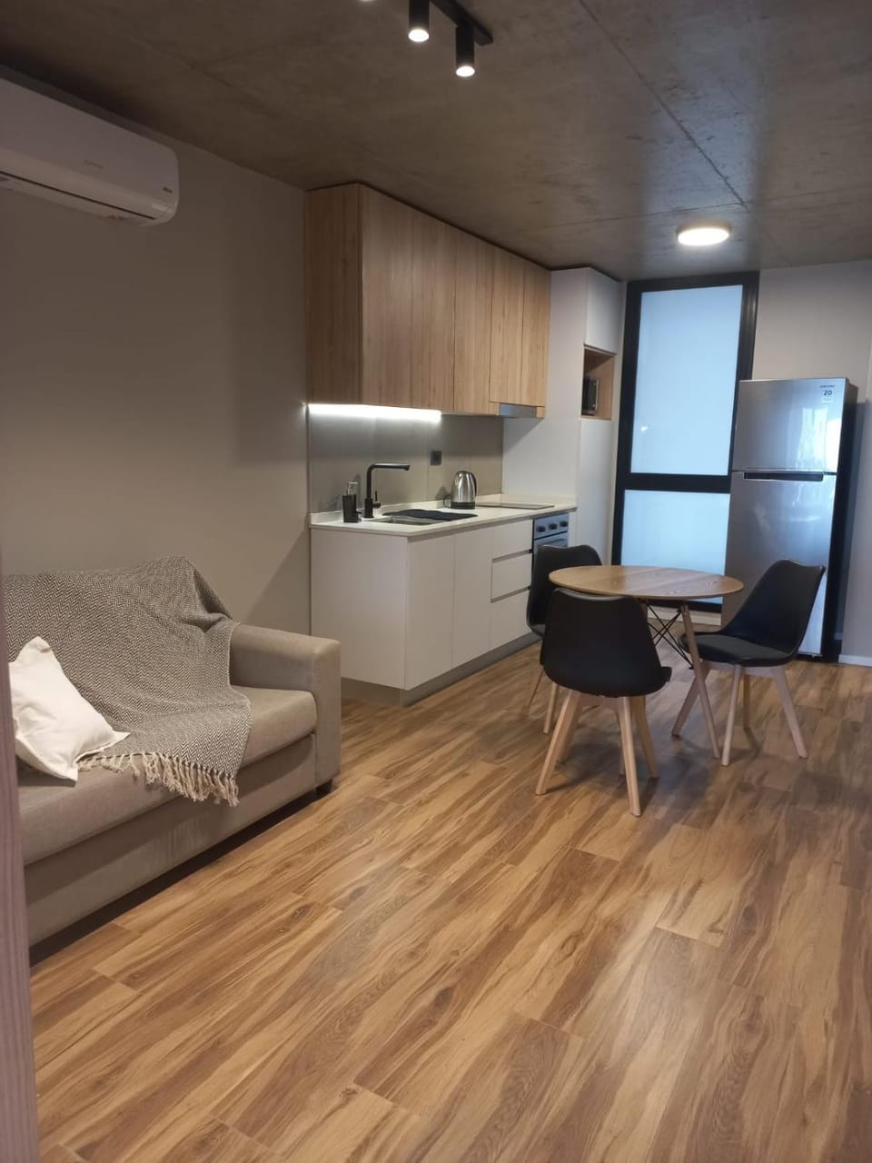 Kitchen or kitchenette, Living room, Seating area, Dining area