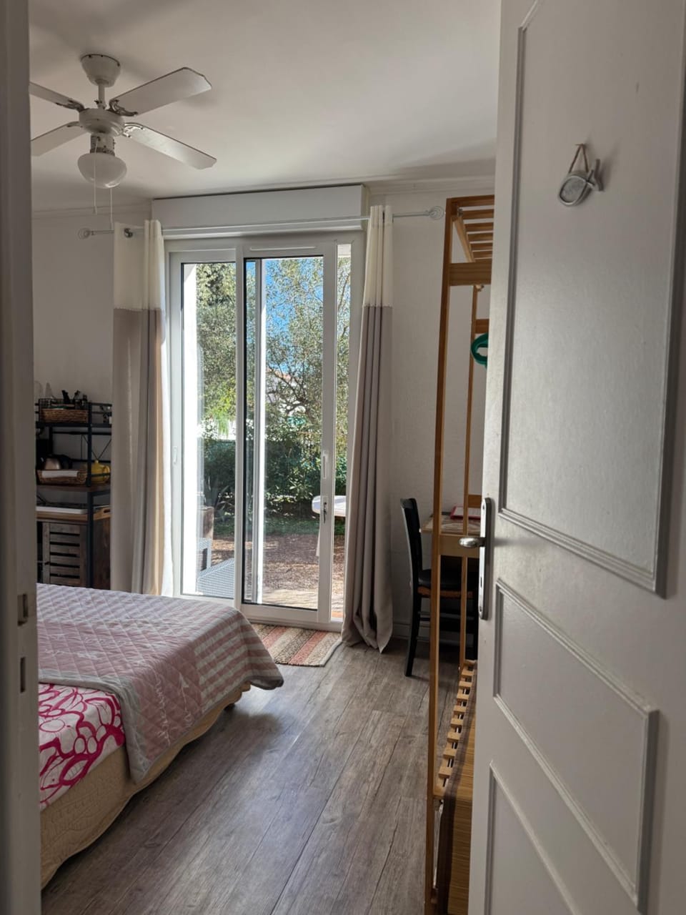 chambre climatisée et salle de bain indépendantes à 200m de la plage de Fabrégas Vacation rental in La Seyne-sur-Mer