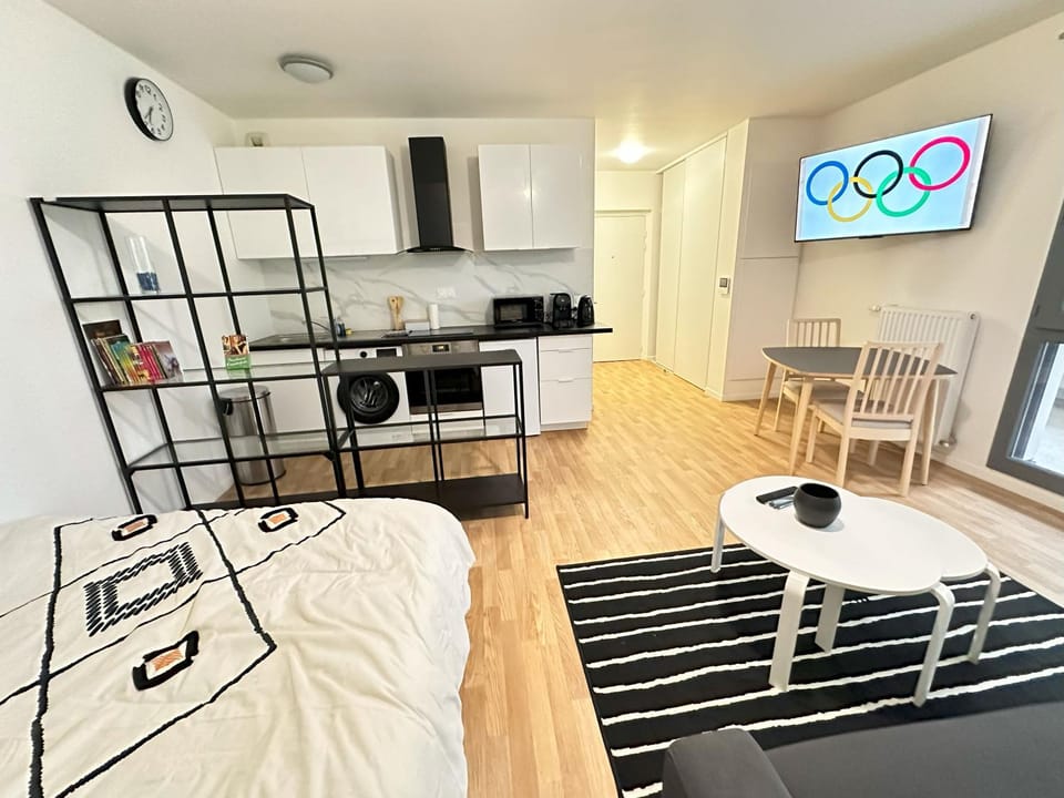 View (from property/room), Kitchen or kitchenette, Photo of the whole room, Seating area, Dining area, stove