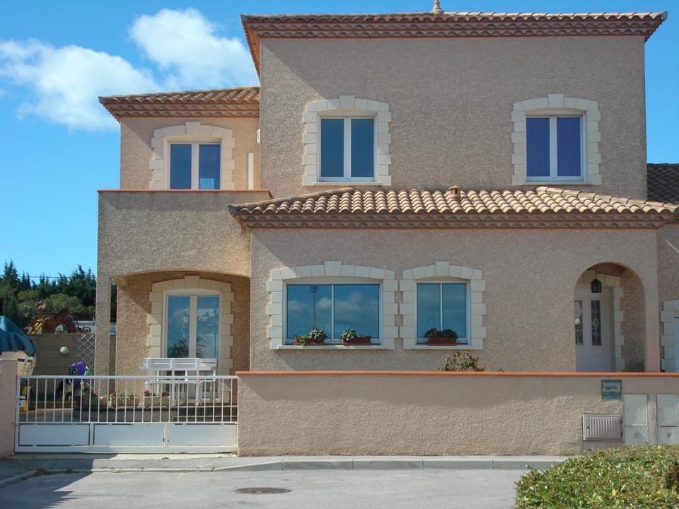 Villa climatisée de l'Etang de THAU avec piscine Villa in Occitanie