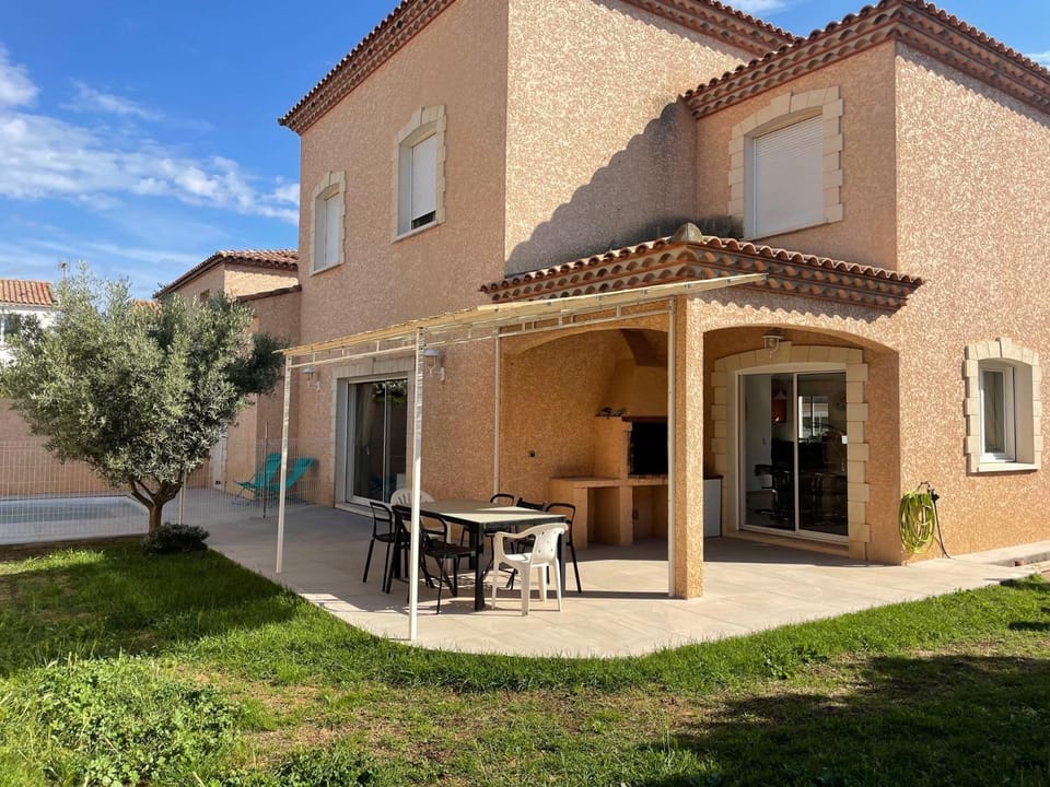 Villa climatisée de l'Etang de THAU avec piscine Villa in Occitanie