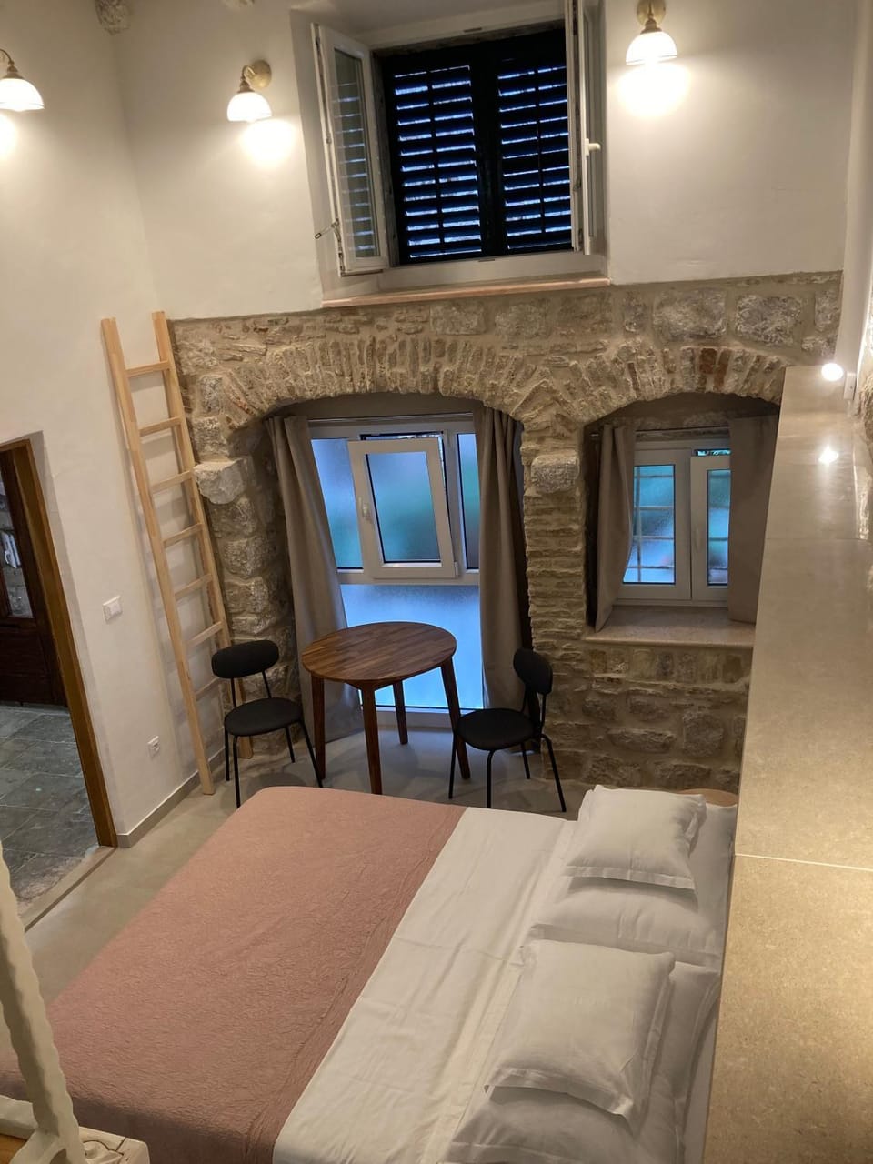Bed, Photo of the whole room, Dining area, Bedroom