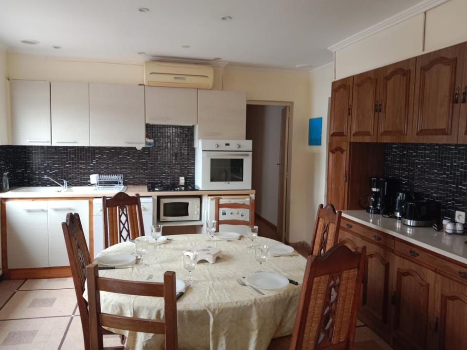 Kitchen or kitchenette, Dining area, dishwasher, oven