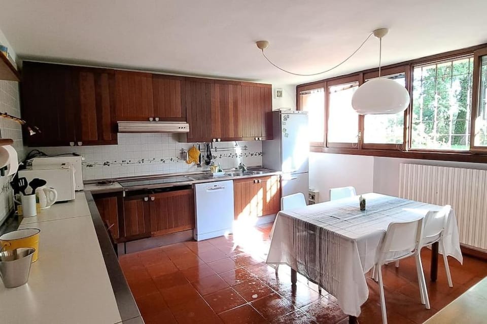 Kitchen or kitchenette, Dining area, dishwasher, stove