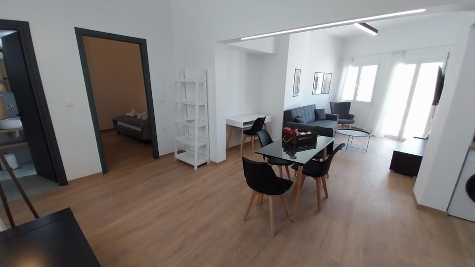 TV and multimedia, Seating area, Dining area