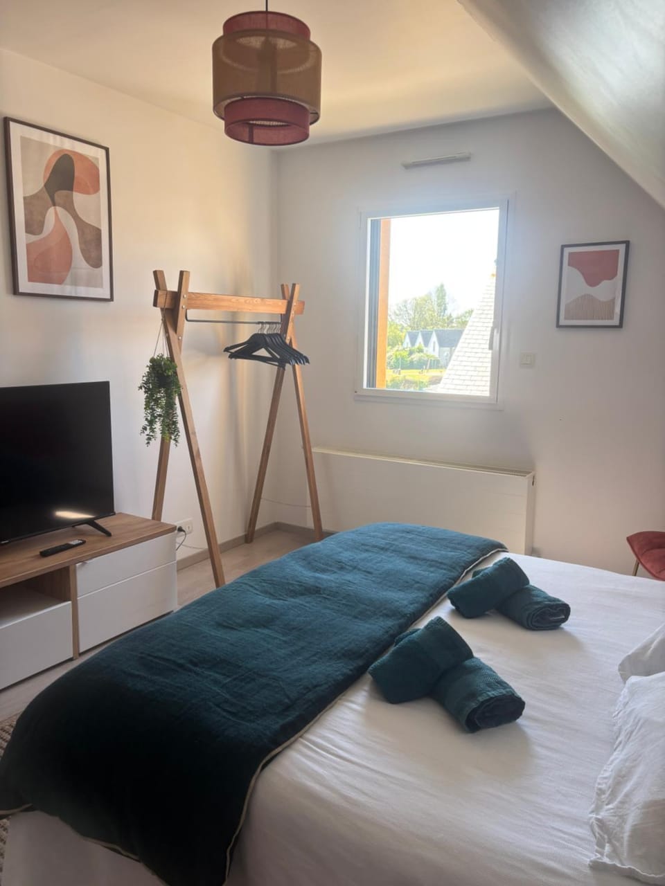 Bed, TV and multimedia, Photo of the whole room, Bedroom, towels