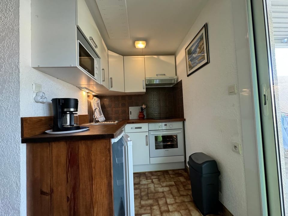 Kitchen or kitchenette, oven, stove