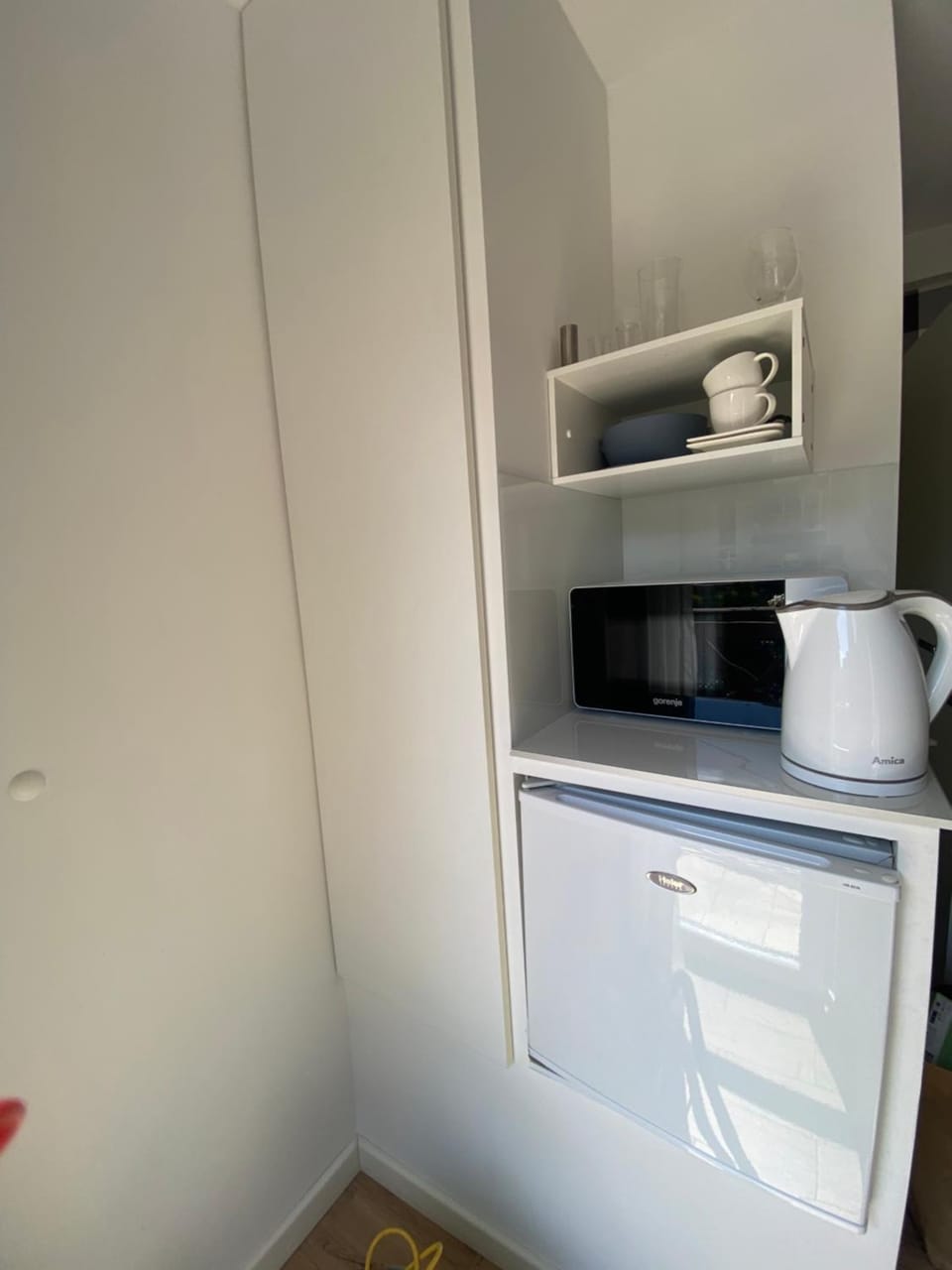 Coffee/tea facilities, Kitchen or kitchenette, wardrobe