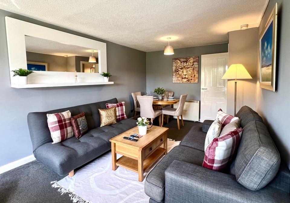 Living room, Lounge or bar, Seating area, Dining area