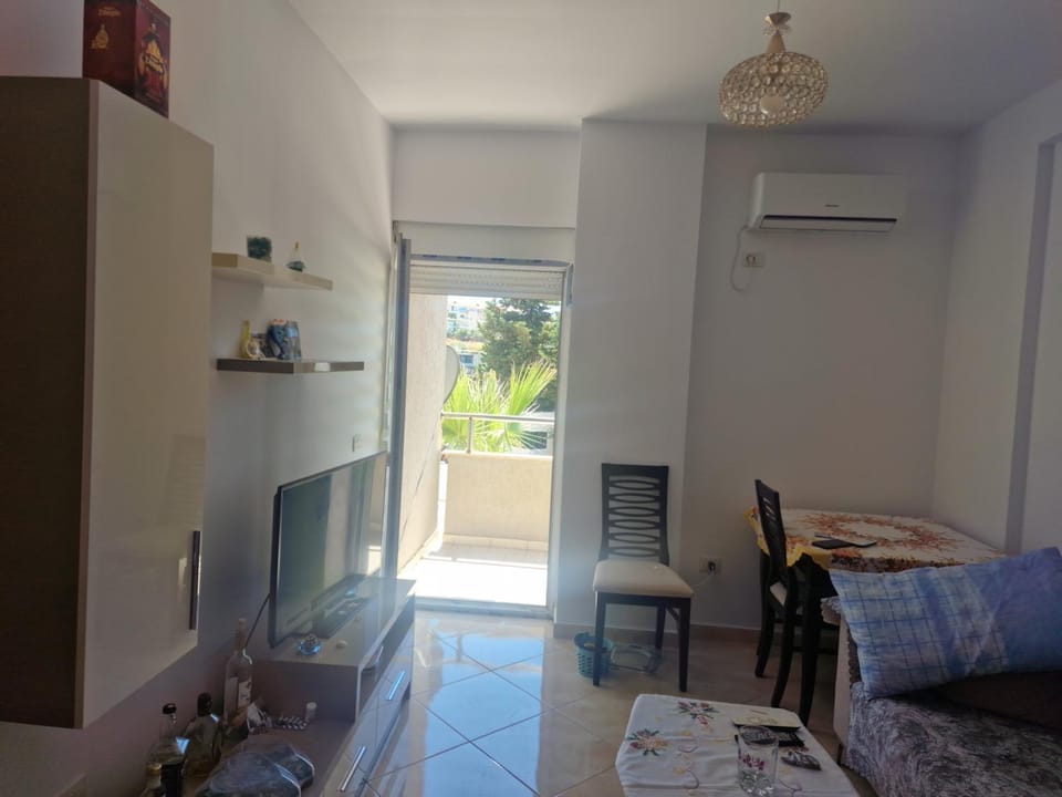 TV and multimedia, Living room, Seating area, Dining area, Evening entertainment, air conditioner