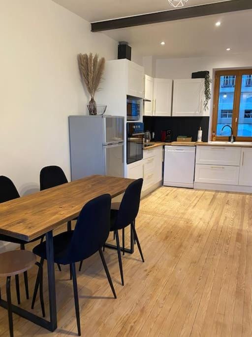 Kitchen or kitchenette, Dining area, oven, stove