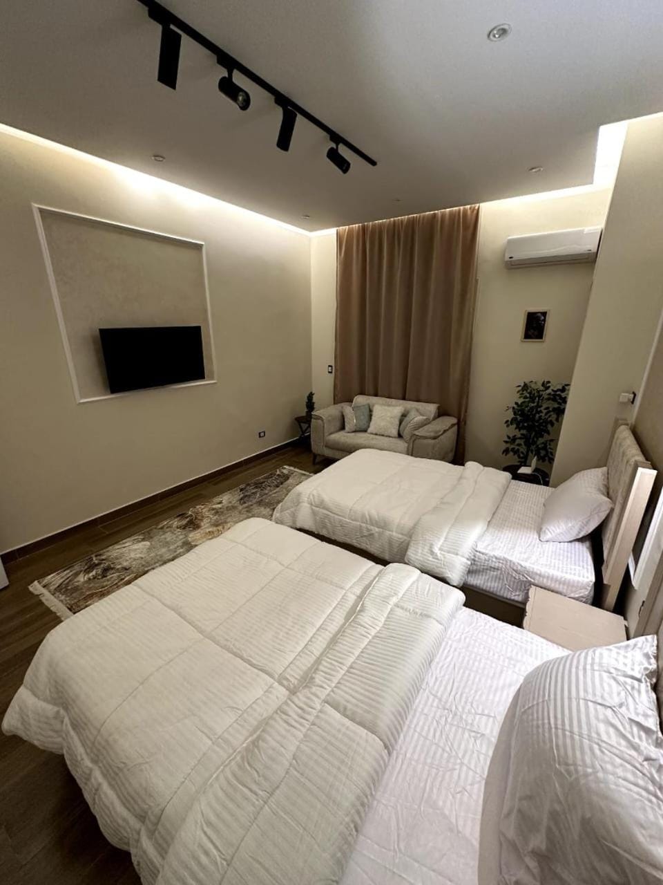 Bed, TV and multimedia, Photo of the whole room, Bedroom
