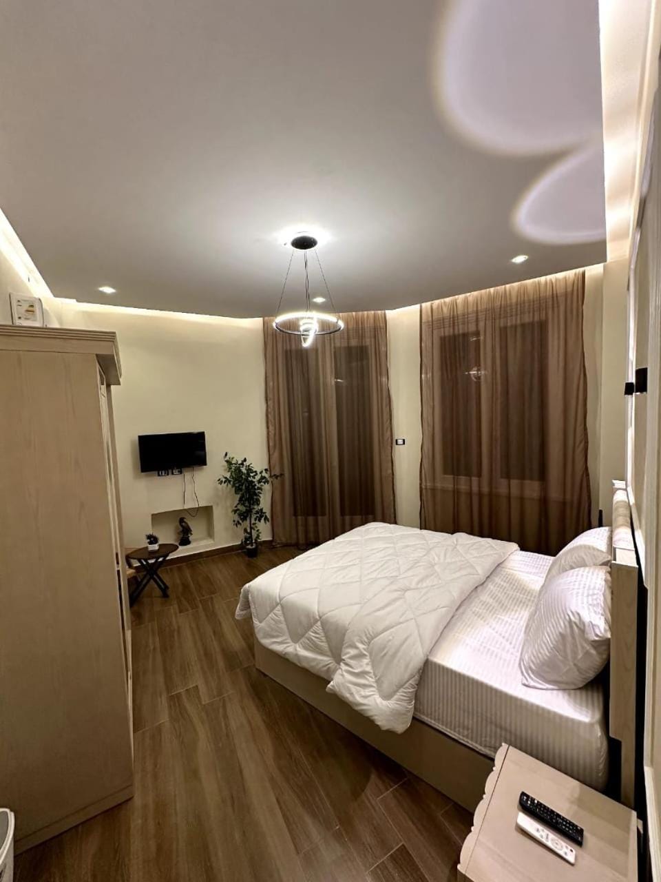 Bed, TV and multimedia, Bedroom, wardrobe, air conditioner