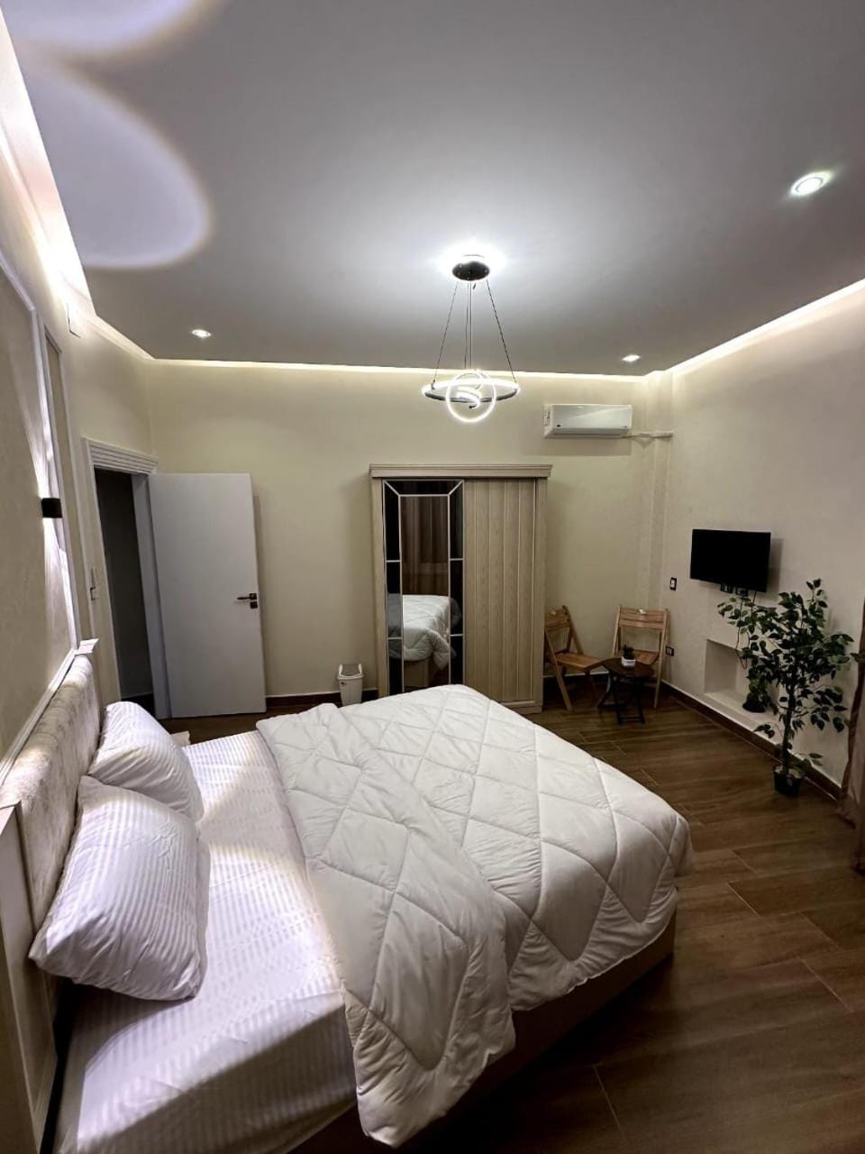 Bed, TV and multimedia, Photo of the whole room, Bedroom, air conditioner