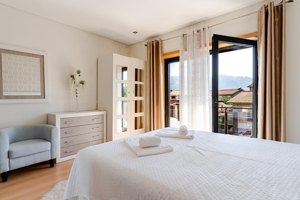 Bed, Balcony/Terrace, Photo of the whole room, Seating area, Bedroom, Mountain view