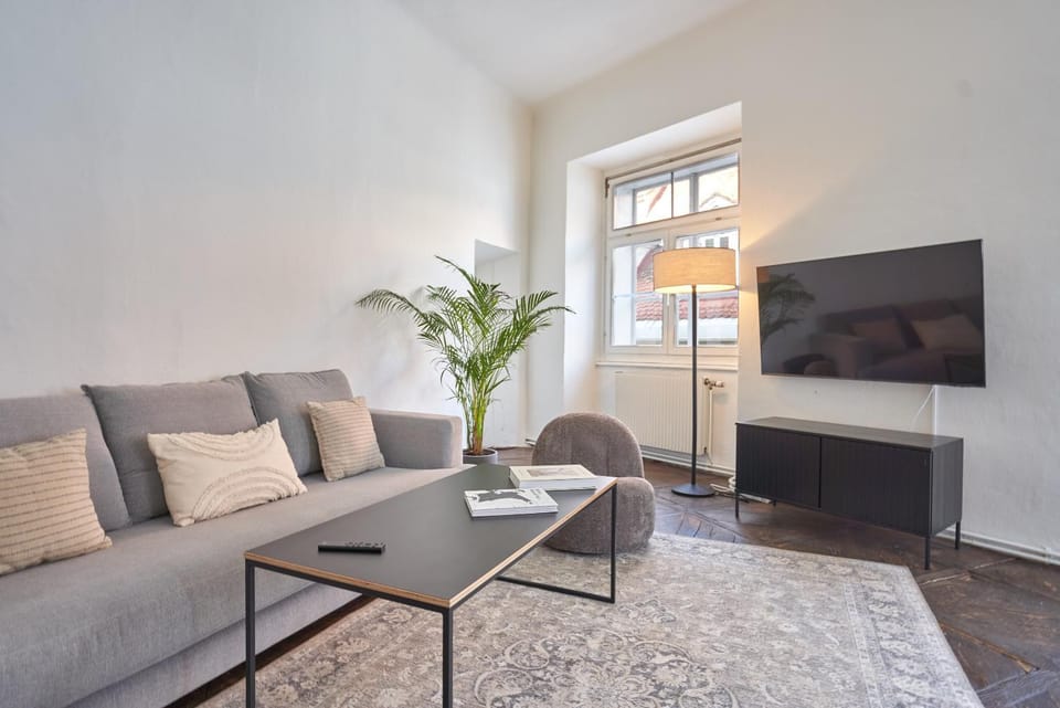 TV and multimedia, Living room, Seating area, Evening entertainment