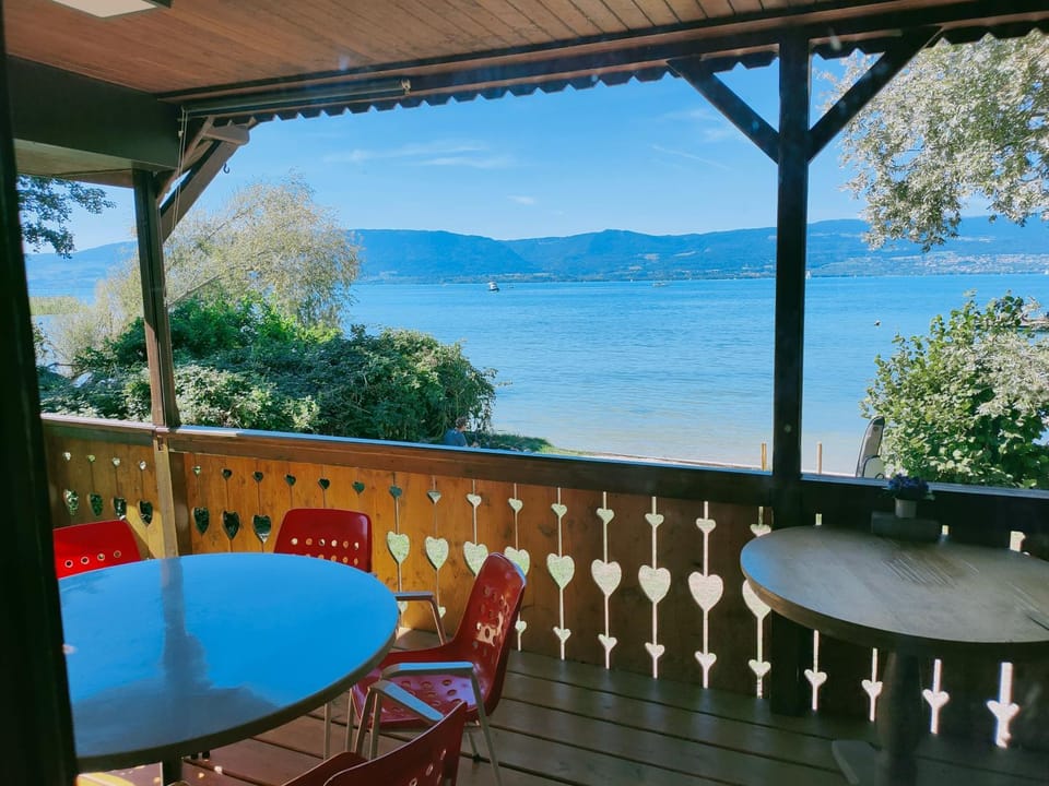 Chalet cosy au bord du lac Chalet in Neuchâtel, Switzerland