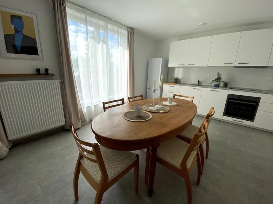 Kitchen or kitchenette, Dining area