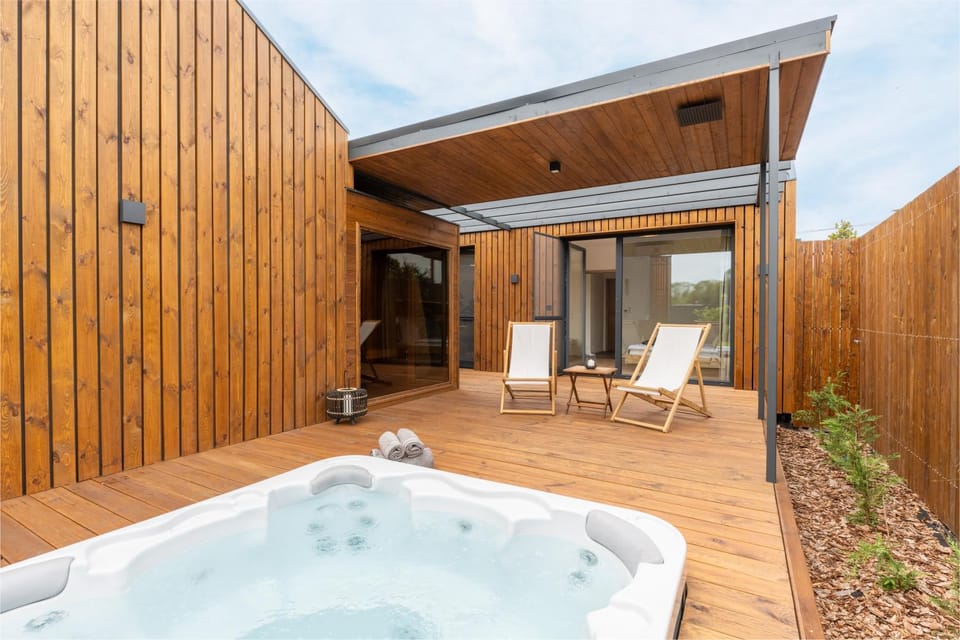 Patio, Hot Tub, Hot Tub, Balcony/Terrace