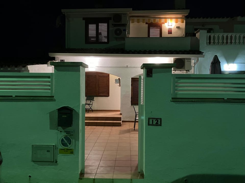 Property building, Neighbourhood, Balcony/Terrace
