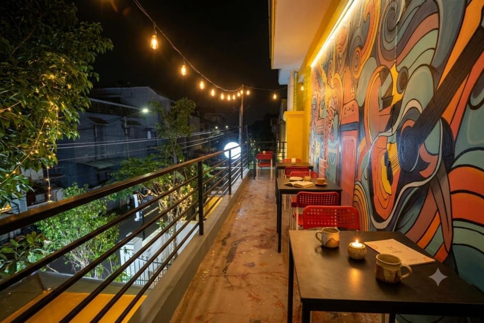 Property building, Restaurant/places to eat, Night, Balcony/Terrace, Seating area
