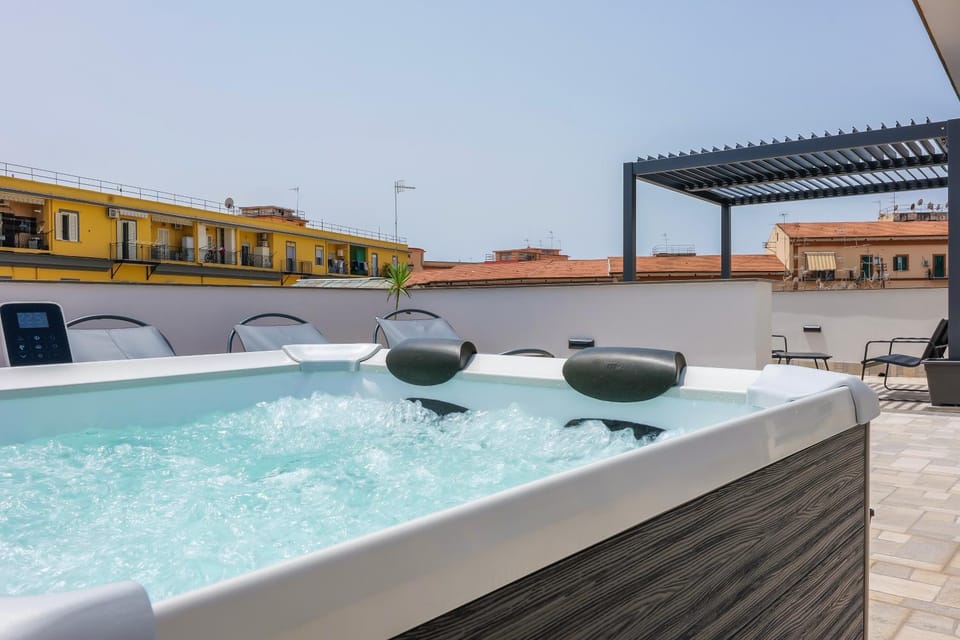 Day, Hot Tub, Hot Tub, Solarium, View (from property/room), Balcony/Terrace, Balcony/Terrace, Pool view, Swimming pool, Open Air Bath, sunbed
