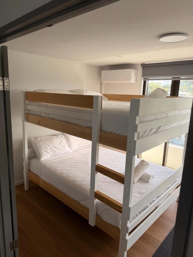 Bedroom, bunk bed