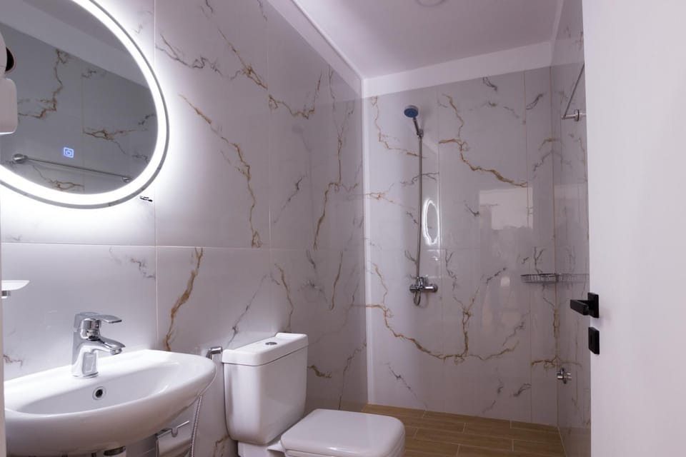 Shower, Toilet, Bathroom, towels