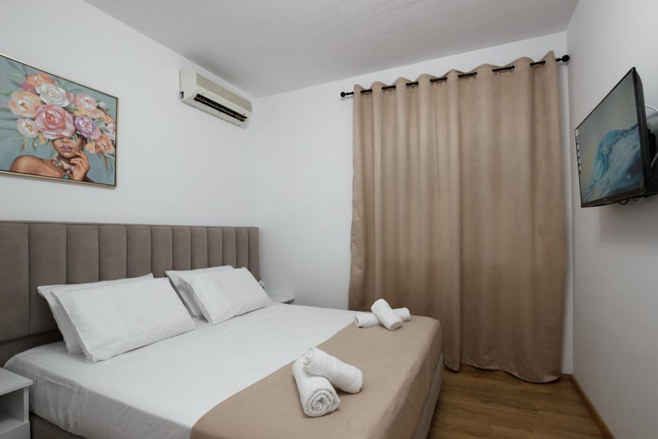 Bed, TV and multimedia, Photo of the whole room, Bedroom, towels, air conditioner