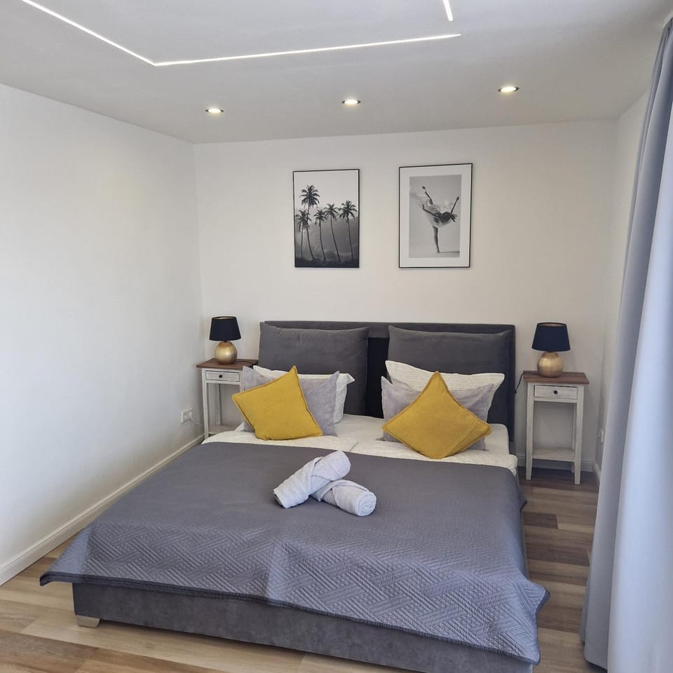 Bed, Bedroom, towels
