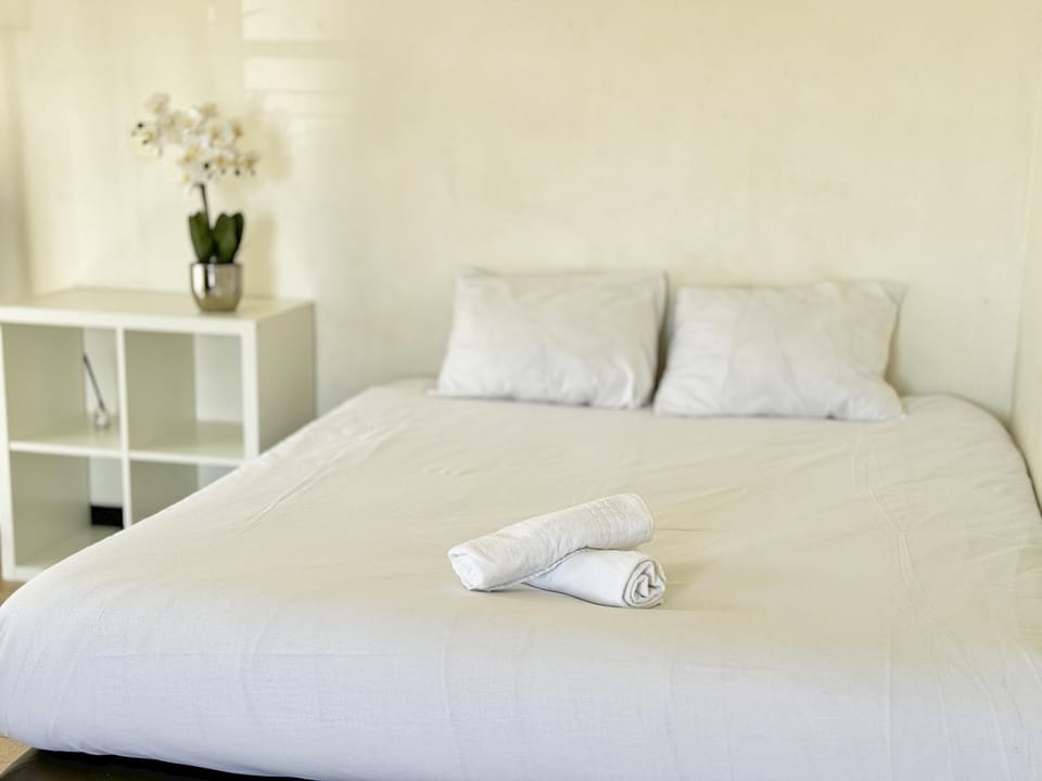 Photo of the whole room, Bedroom