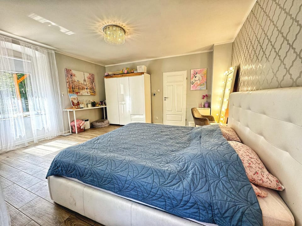 Bedroom, wardrobe