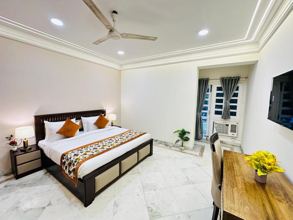 Bed, TV and multimedia, air conditioner