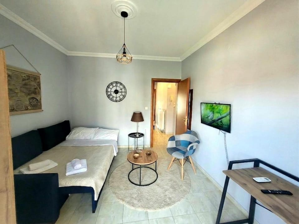 Bed, TV and multimedia, Living room, Seating area