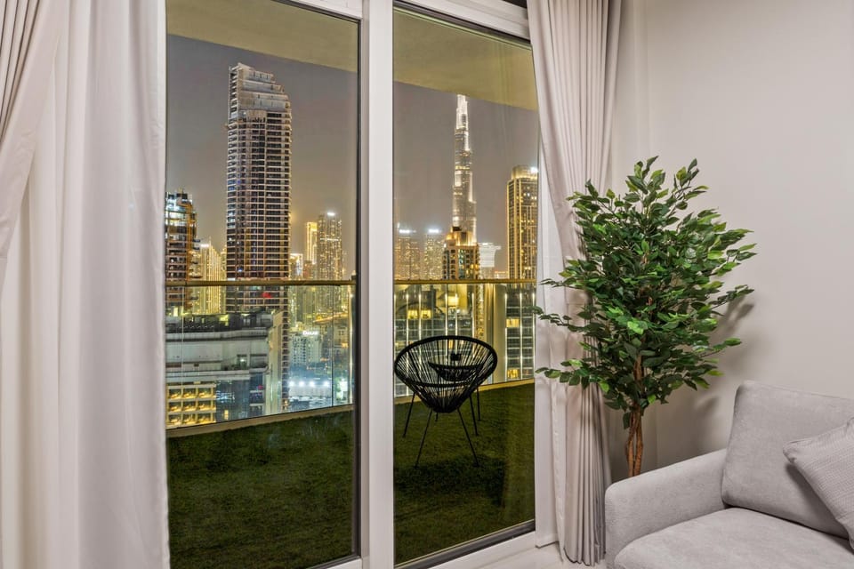 View (from property/room), Balcony/Terrace, Living room, Seating area, City view