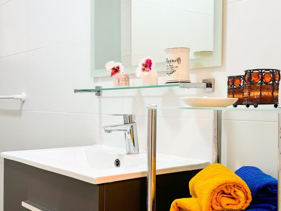 Bathroom, towels