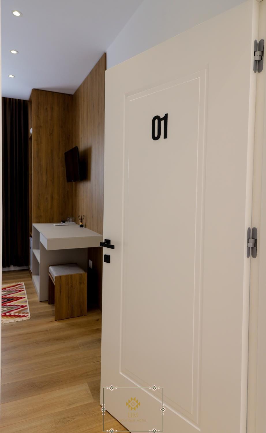 TV and multimedia, Seating area, Bedroom, wardrobe
