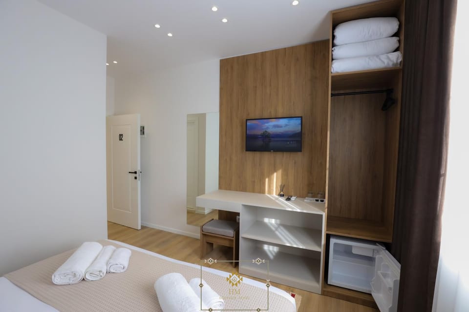 Bed, TV and multimedia, Photo of the whole room, Bedroom, towels, wardrobe